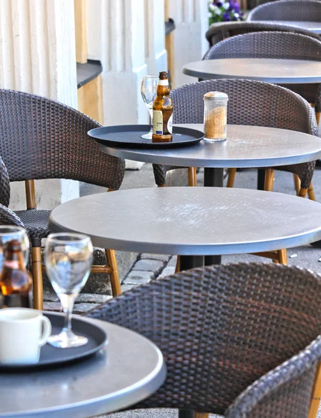 Restauracja na świeżym powietrzu, butelka piwa na stole, nikt w okolicy: — Zdjęcie stockowe