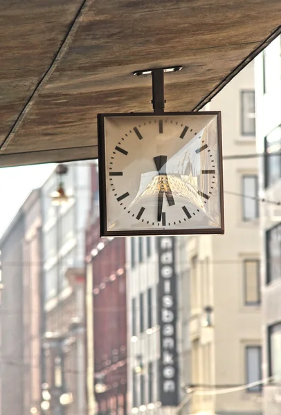 通りのクロック。街歩きに時計をぶら下げ. — ストック写真