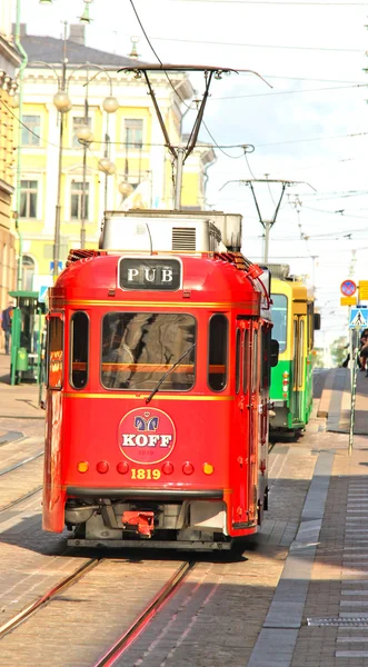 Tram pub rouge dans la capitale de la Finlande, Helsinki — Photo