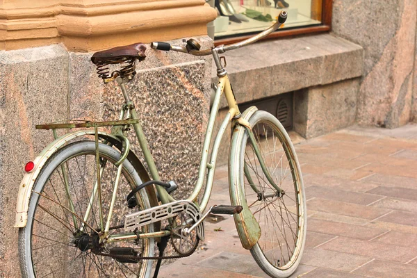 Gamla cykel kvar bredvid en gammal byggnad i centrum — Stockfoto