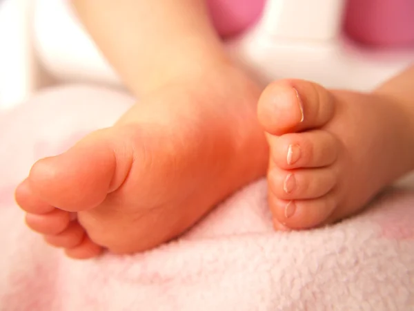 Gros plan des pieds de bébé, isolés vers le rose — Photo