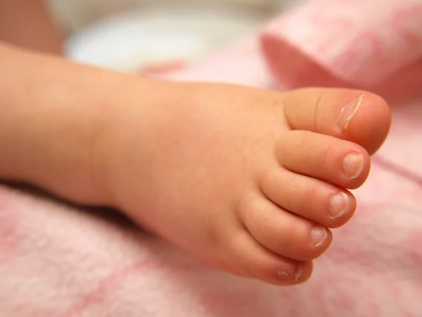 Closeup των ποδιών μωρό, απομονωμένη προς ροζ — Φωτογραφία Αρχείου
