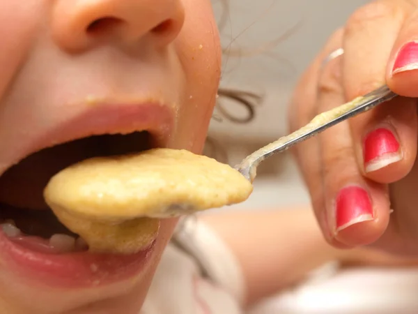 Egy kisgyermek, eszik a kását, közelkép, személy, manikűr — Stock Fotó