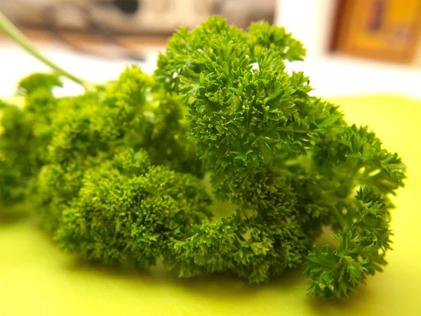 Closeup of fresh green parsley, on green chop board — Stock Photo, Image