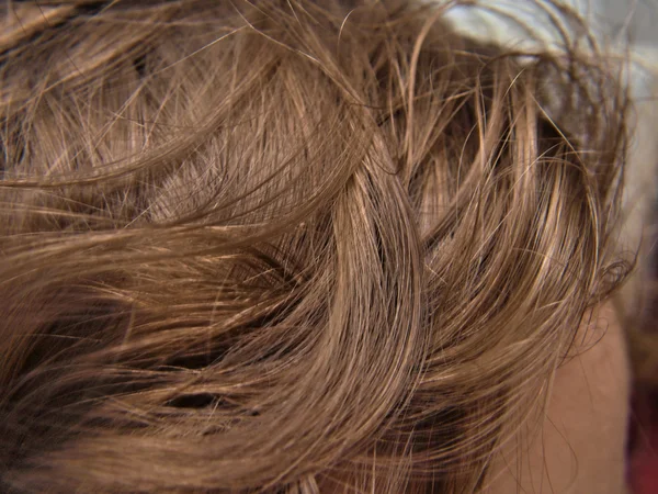 Extremo close-up de cabelo ondulado marrom escuro — Fotografia de Stock