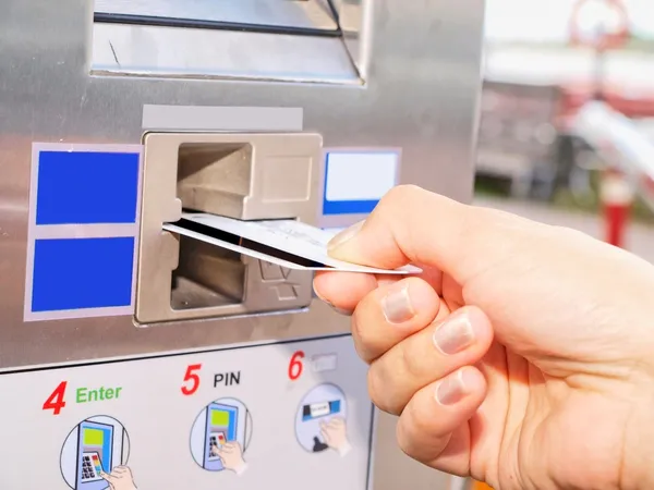 Pessoa que insere um cartão numa máquina de venda automática — Fotografia de Stock