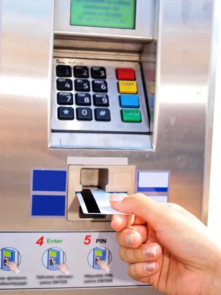 Personne insérant, retirant une carte du distributeur automatique de billets — Photo