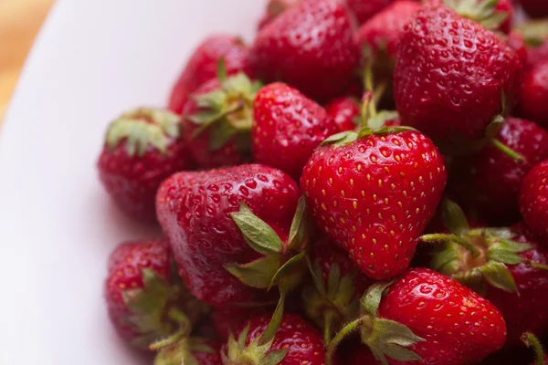 çanak üzerinde çilek