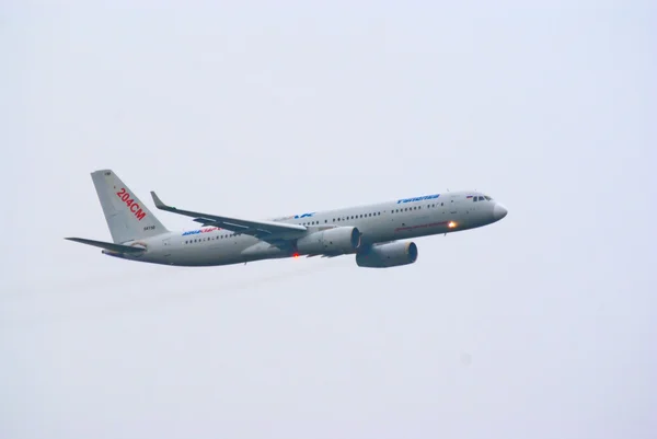 Passagierflugzeug tu-204sm — Stockfoto