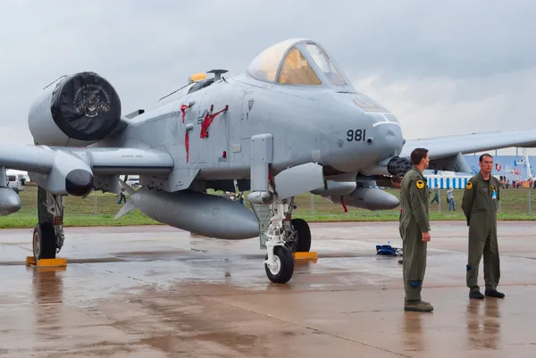 Aviadores de la USAF se paran cerca de A-10 Warthog — Foto de Stock