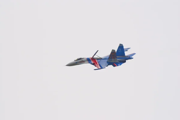 Su-27 fluer med utvidet trykkluftbrems – stockfoto