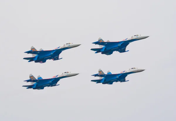 四个苏-27 的从俄国佬 vityazi 显示团队 — 图库照片