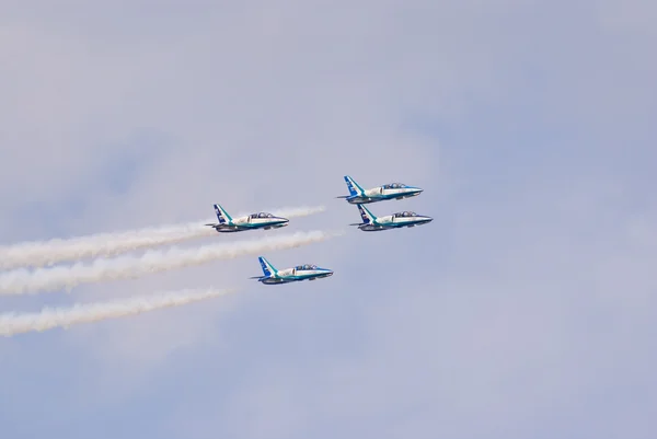 Four L-39 trainer jets from Russ display team — Stock Photo, Image