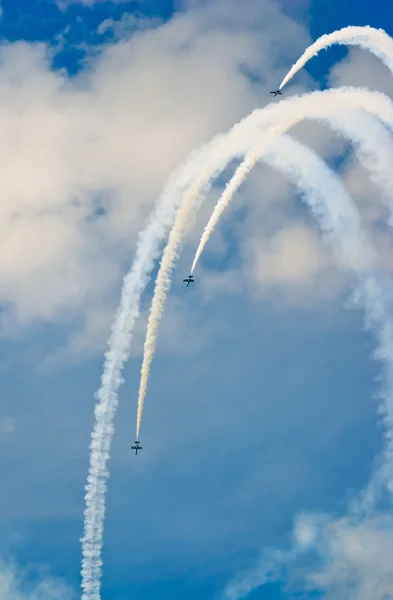 L-39 jets demonstrate aerobatics — Stock Photo, Image
