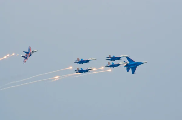Su-27 jets break up the formation with flare deployment — Stock Photo, Image