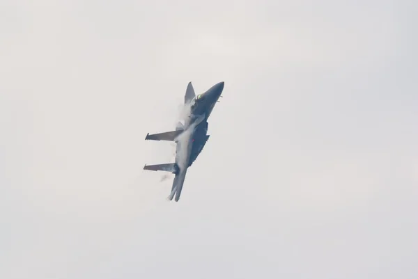 F-15 straaljager met condensatie wolken — Stockfoto