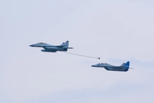 Mig ジェット戦闘機は空中給油を実証します。 — ストック写真