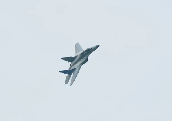 F-15 реактивный истребитель с облаками конденсации — стоковое фото