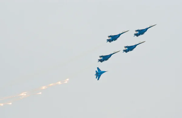 Su-27 jets break up the formation — Stock Photo, Image