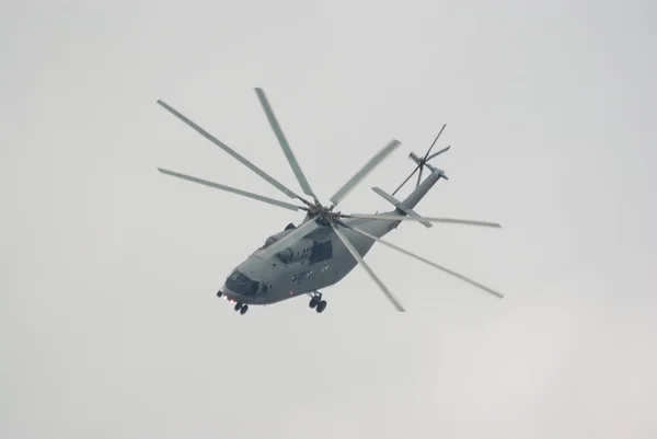 Ciężkiego transportu śmigłowca mi-26 sierpnia — Zdjęcie stockowe