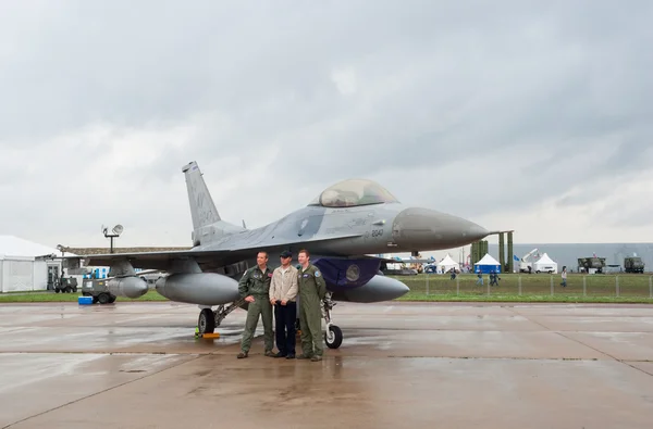 Aviadores de la USAF cerca del avión de combate F-16 —  Fotos de Stock