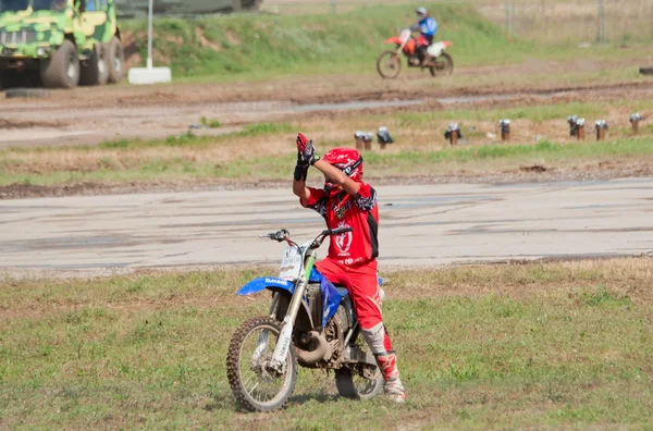 Motocross yarışçısı seyirci selamlıyor — Stok fotoğraf