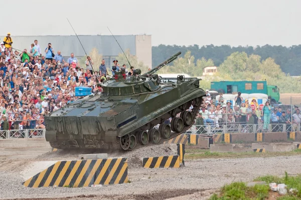 BMP-3 jumps from the ramp — Stock Photo, Image