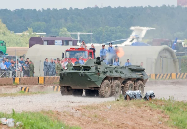 BTR-80 ampuu sen machinegun — kuvapankkivalokuva