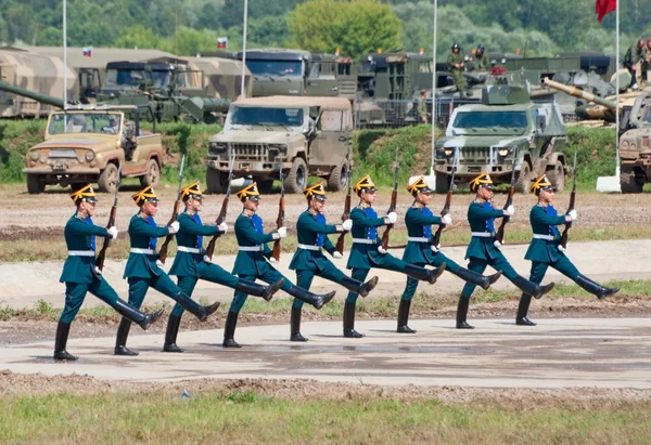 Soldiers demonstrate ceremonial movements — Stock Photo, Image