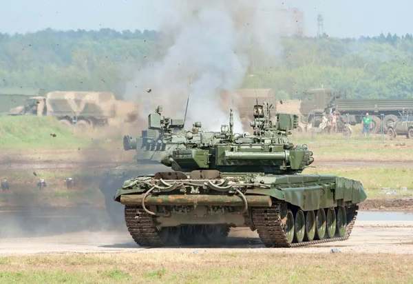 Battle tanks demonstrate combat — Stock Photo, Image