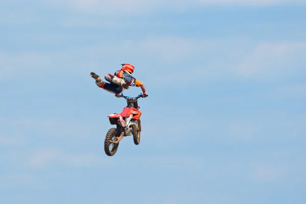 Motocross yarışçısı bir sıçrama yapar — Stok fotoğraf
