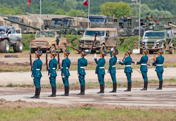 Soldaten tonen ceremoniële bewegingen — Stockfoto