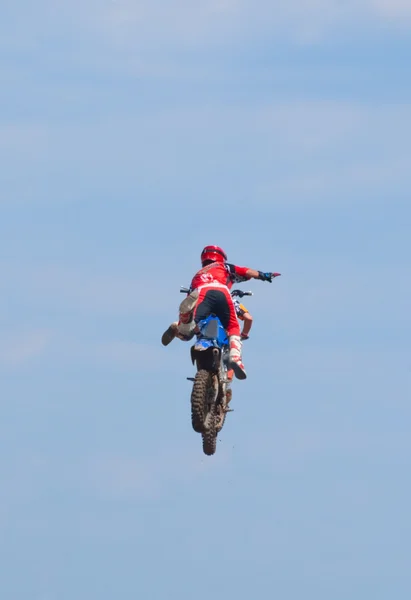 Motocross yarışçısı bir sıçrama yapar — Stok fotoğraf