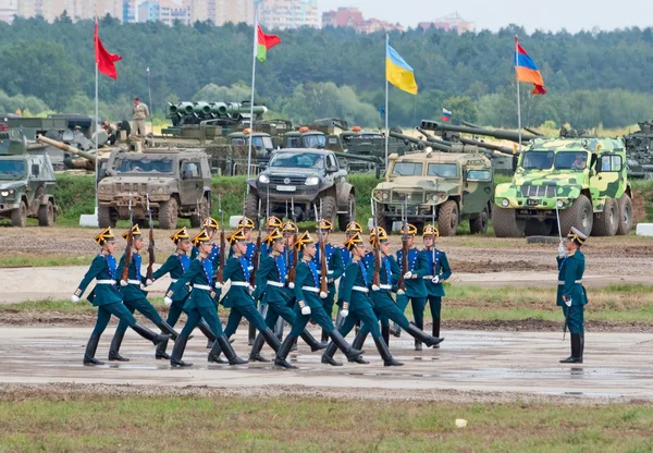 Soldaten tonen ceremoniële bewegingen — Stockfoto