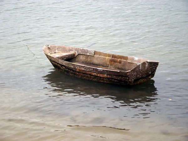 ビーチで小さな木製のボートのアンカー — ストック写真