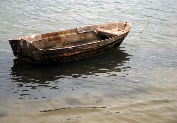 Небольшая деревянная лодка на якоре на пляже — стоковое фото