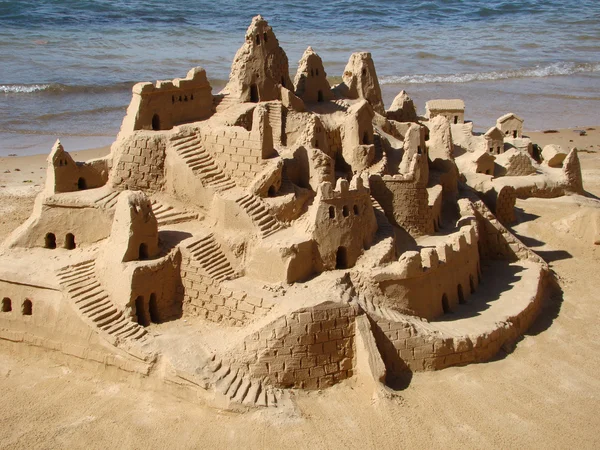 Castelo de areia na praia Imagens De Bancos De Imagens