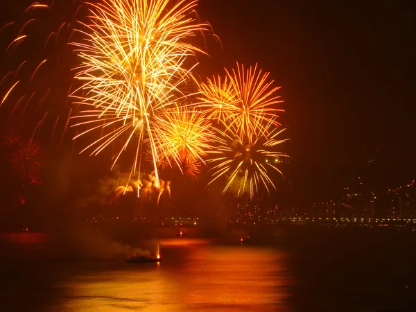 Feuerwerk auf dem Meer Stockfoto