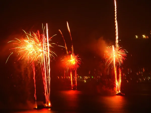 Feuerwerk auf dem Meer lizenzfreie Stockfotos