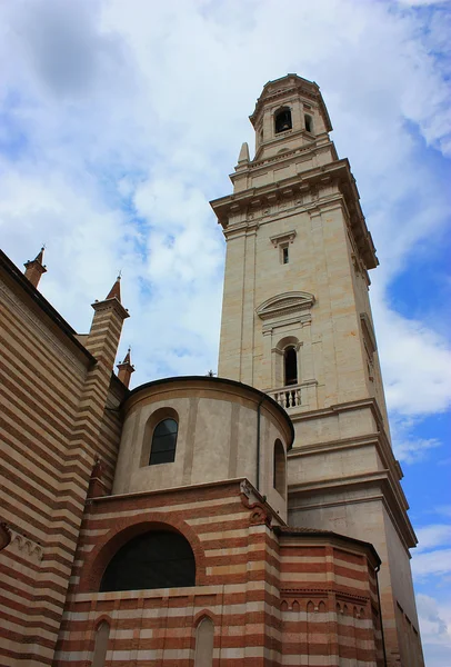 Katedralen Santa maria matricolare. Verona, Italien — Stockfoto