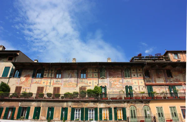 Mazzanti evi piazza delle erbe, verona, İtalya — Stok fotoğraf