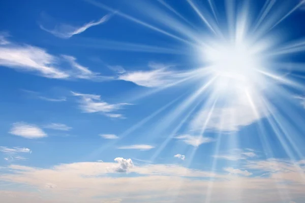 Blå himmel med ljusa solen. — Stockfoto
