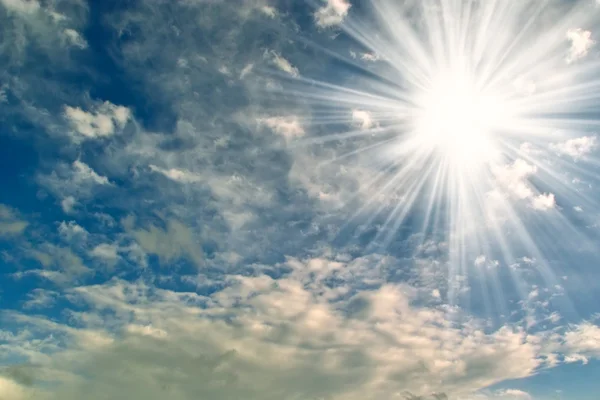 Blå himmel med ljusa solen. — Stockfoto