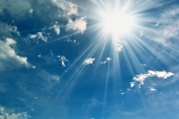 Blå himmel med ljusa solen. Stockfoto