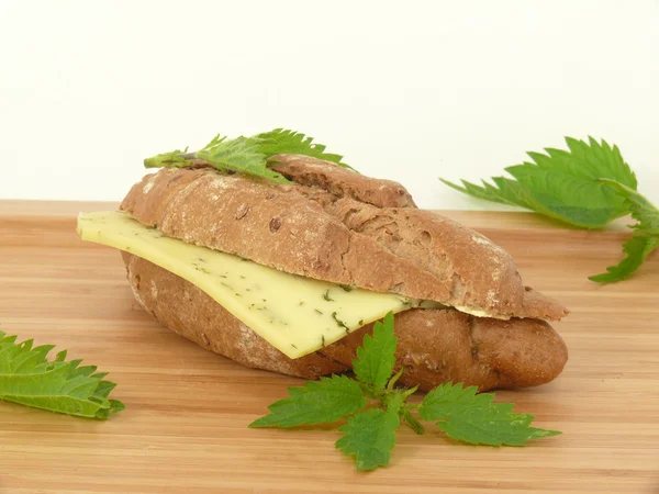 Isırgan otu peynir ekmek rulo — Stok fotoğraf