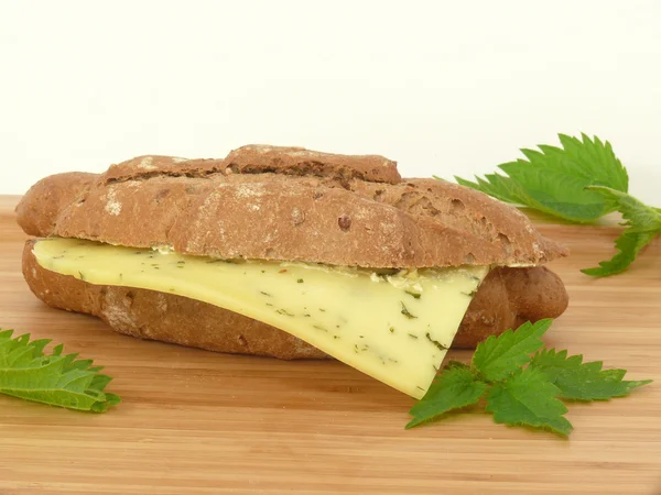 Rollo de pan con queso de ortiga — Foto de Stock