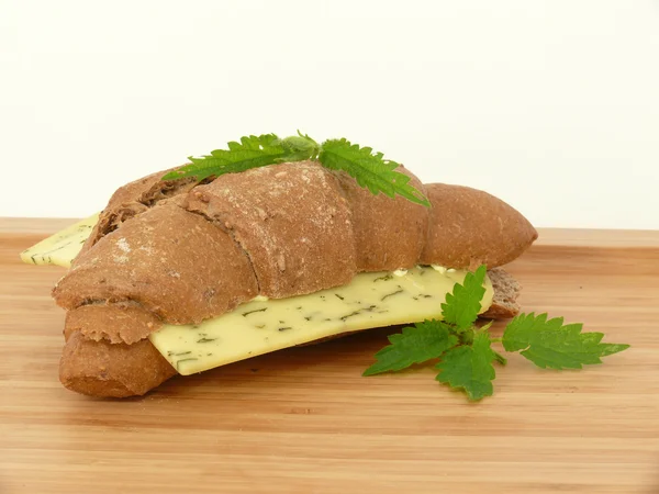 Rolo de pão com queijo de urtiga — Fotografia de Stock