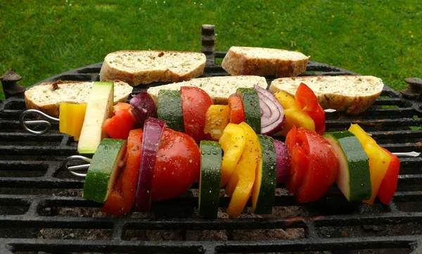 Espetos de legumes grelhados e pão torrado — Fotografia de Stock