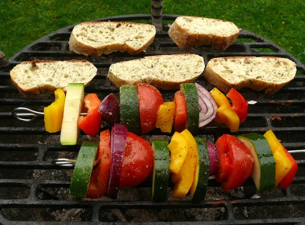 Grilled vegetables skewers and roasted bread — Stock Photo, Image