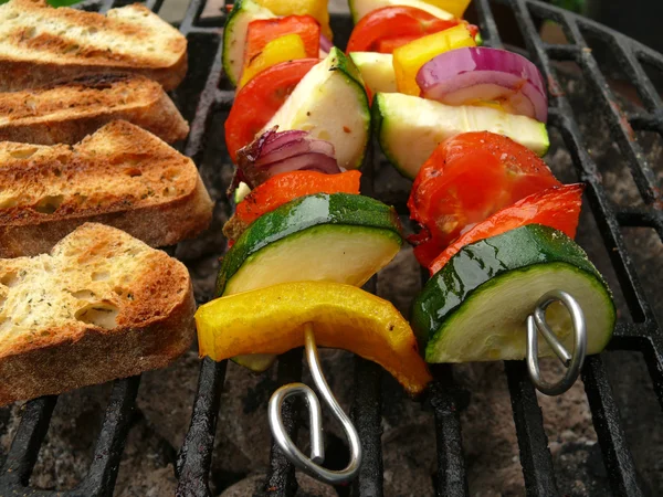 Warzywa grillowane szaszłyki i Grzanka — Zdjęcie stockowe